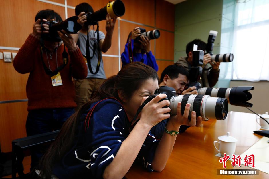 “三八”妇女节两会上的女记者