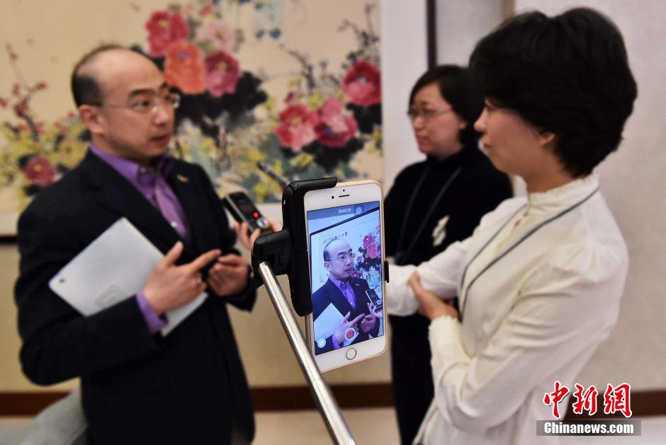 “三八”妇女节两会上的女记者