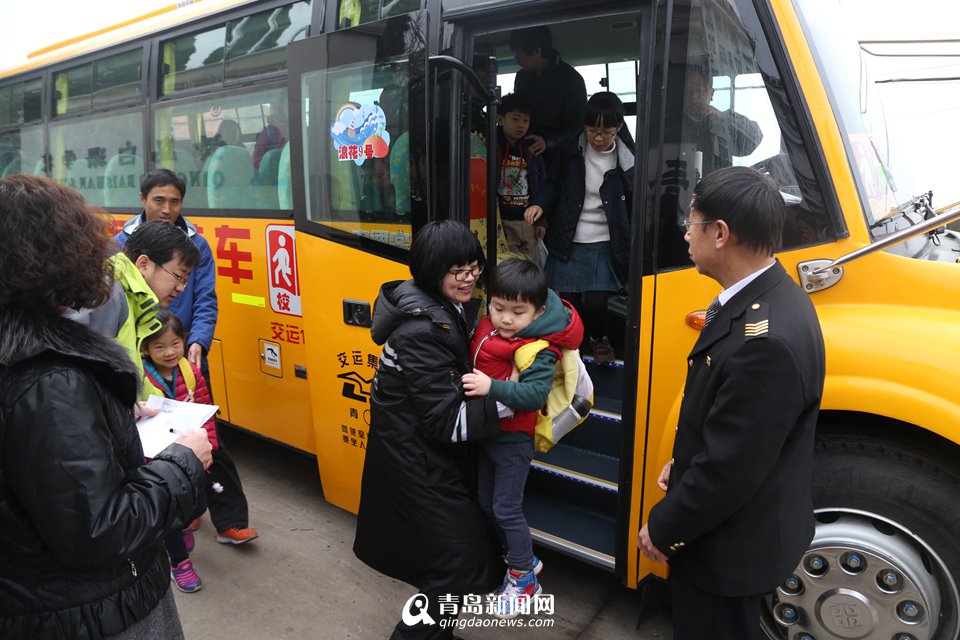 高清：崂山再添10部大鼻子 温馨校车本周进红岛