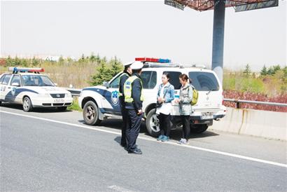 穷游女生高速匝道上拦车 靠美色省车费