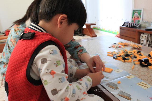 青岛萌娃感冒发烧致失聪 柳暗花明重获听力