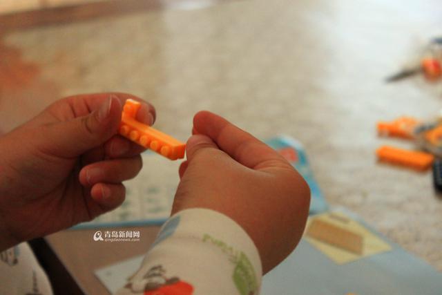 青岛萌娃感冒发烧致失聪 柳暗花明重获听力