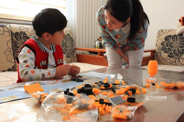 青岛萌娃感冒发烧致失聪 柳暗花明重获听力