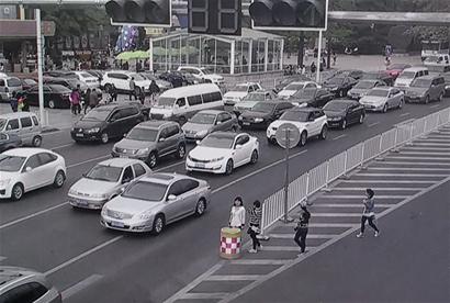 10万网友票选交通陋习 加塞抢行暂排第一