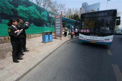 17万网友参与吐槽交通陋习 随意乱停车最常见