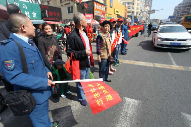 有人过马路 眼里没红绿灯