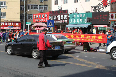 有人过马路 眼里没红绿灯