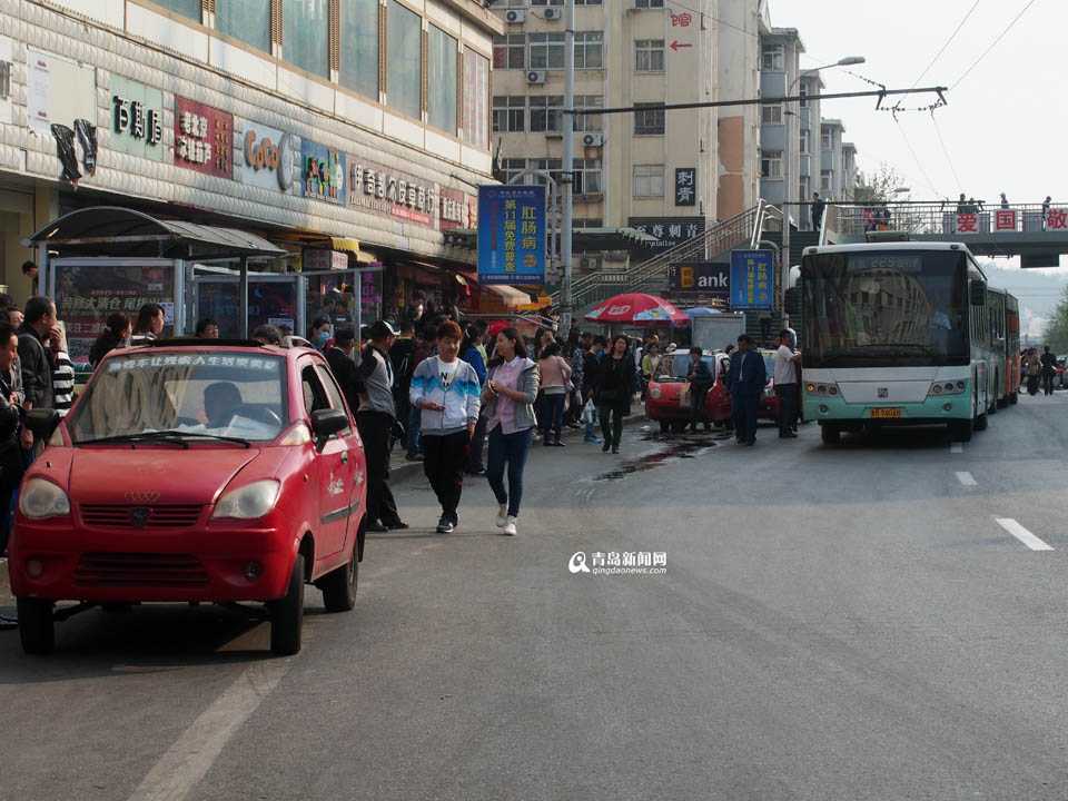【深度青岛】实拍台东奇葩停车 交通岂能顺畅