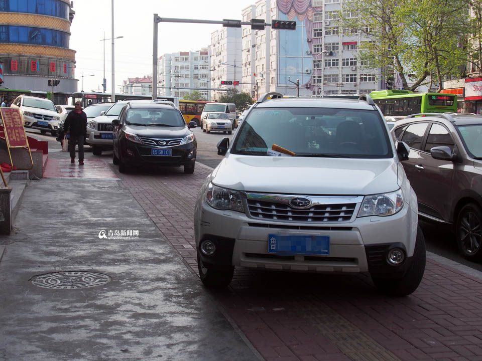 【深度青岛】实拍台东奇葩停车 交通岂能顺畅