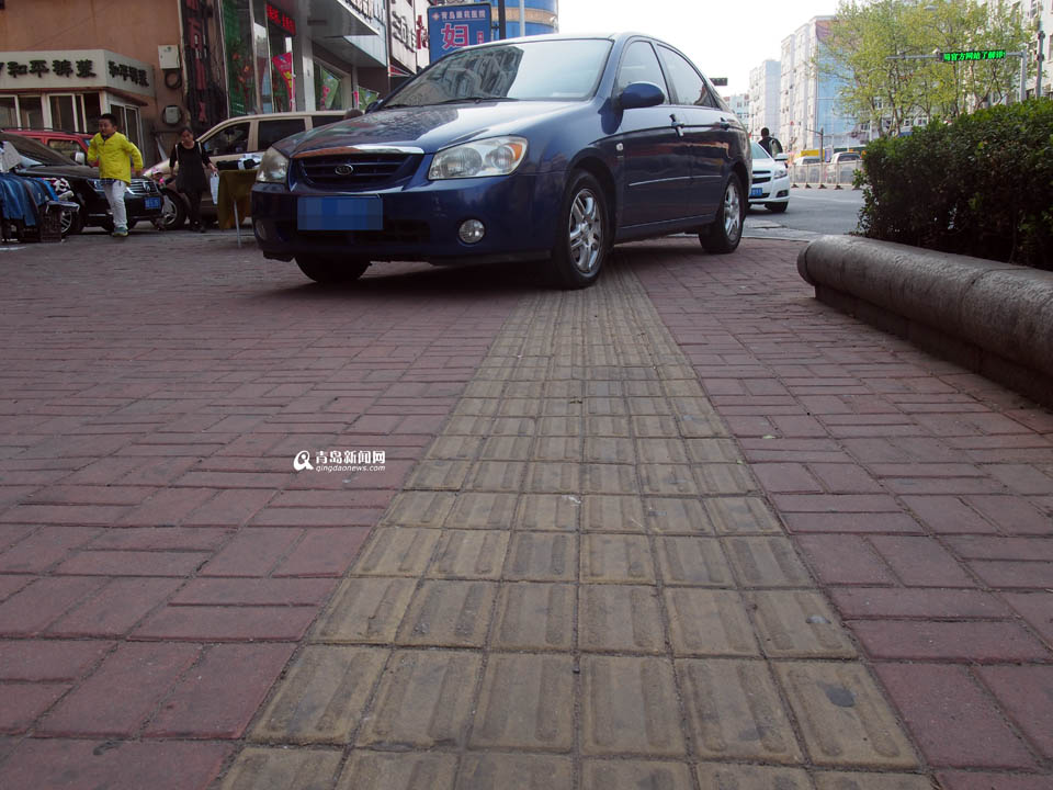 【深度青岛】实拍台东奇葩停车 交通岂能顺畅