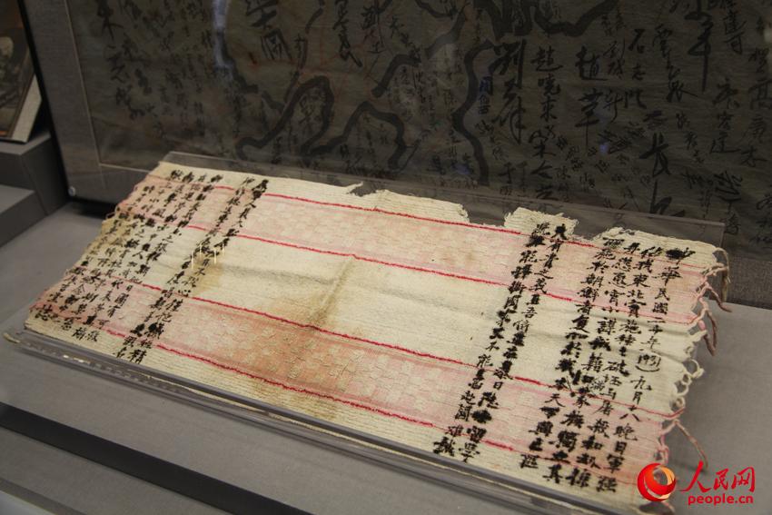 中国留日学生苟吉堂出狱后再毛巾上书写的反对日本发动九一八事变的抗议书。邱越摄