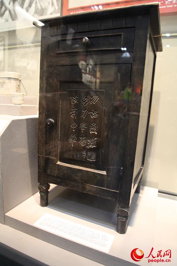 第七战区长官部副参谋长傅常出川抗战前给妻儿留下一封家书，其妻子将家书中的话刻在灯柜上以期长远流传。邱越摄