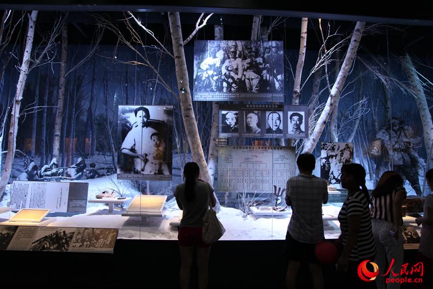 展厅中驻足参观的观众。邱越摄