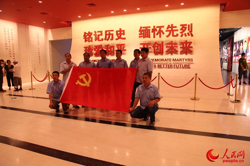 前来参观的观众在馆内合影留念。邱越摄