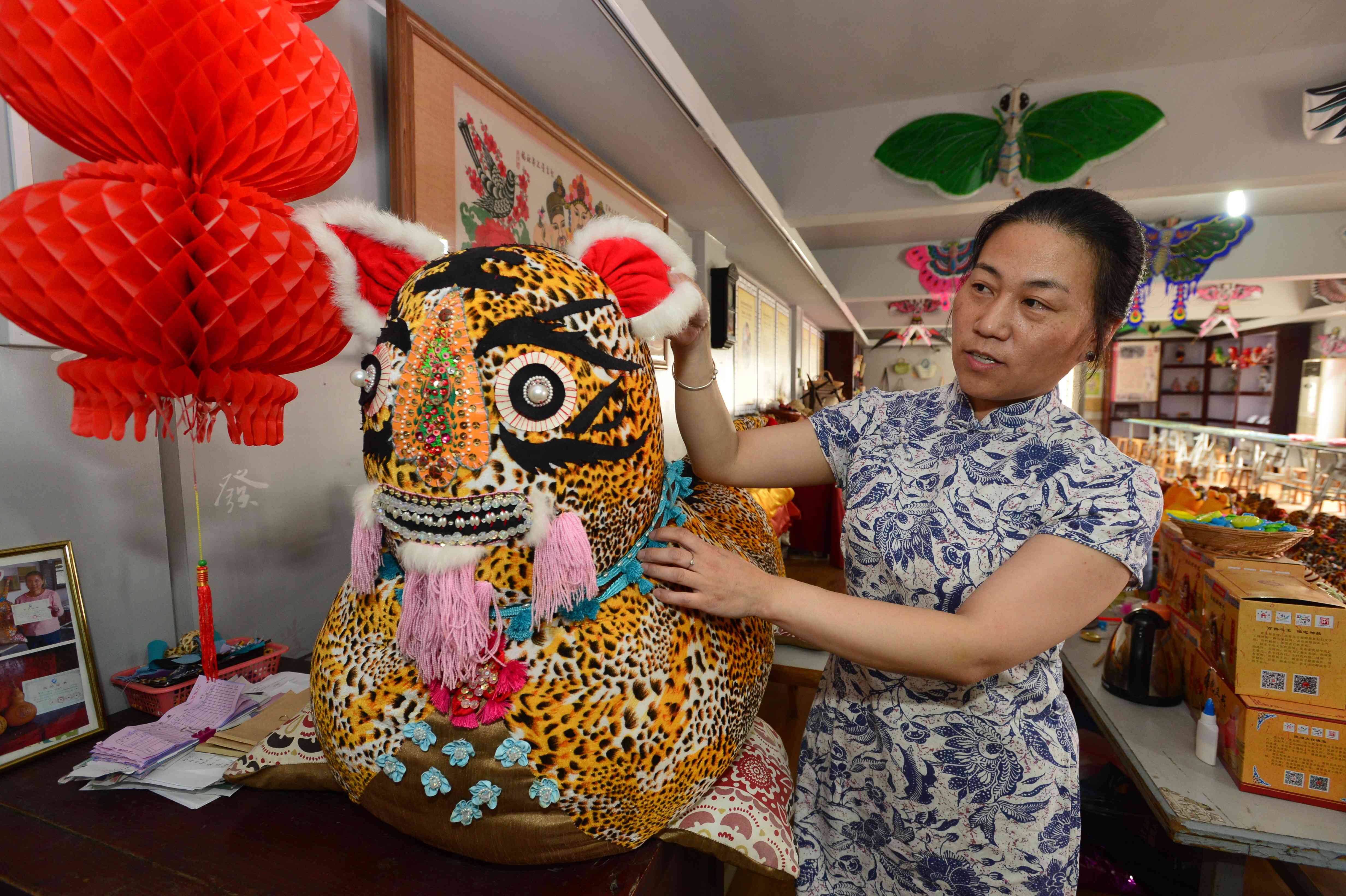 穿针引线间布老虎“出山” 