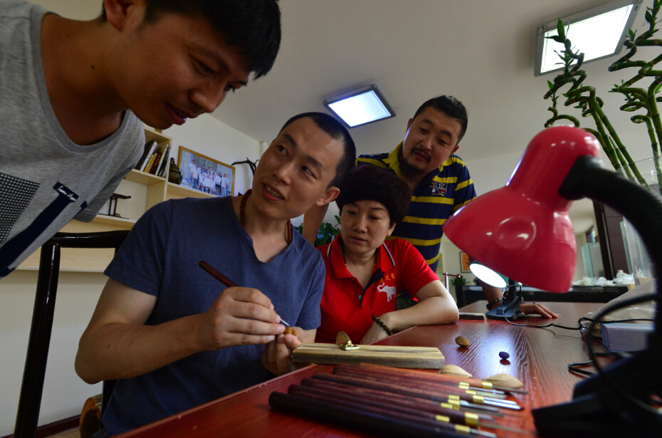 一把小刻刀 核上显功夫