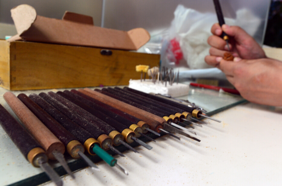 一把小刻刀 核上显功夫 一把小刻刀 核上显功夫