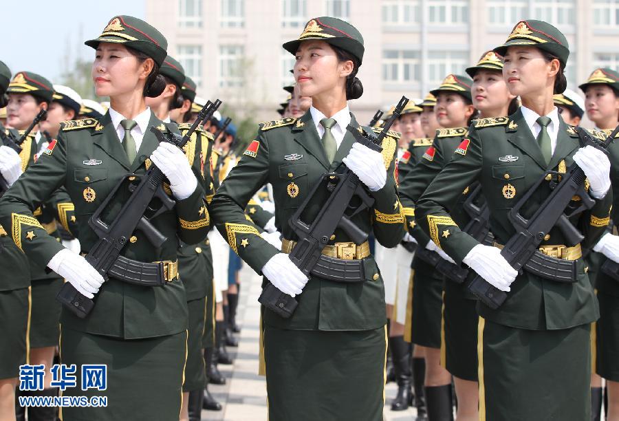 三军仪仗队里的“女汉子”：敢和男兵掰手腕