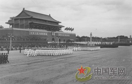 1955年国庆：实行军衔制 换装大阅兵