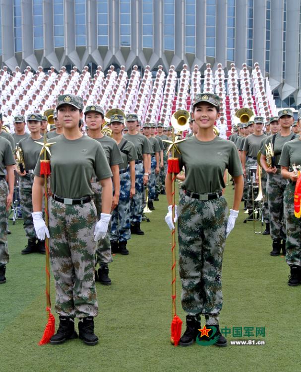 阅兵联合军乐团与合唱团合练 女队员亮眼