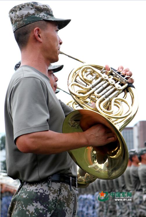 阅兵联合军乐团与合唱团合练 女队员亮眼