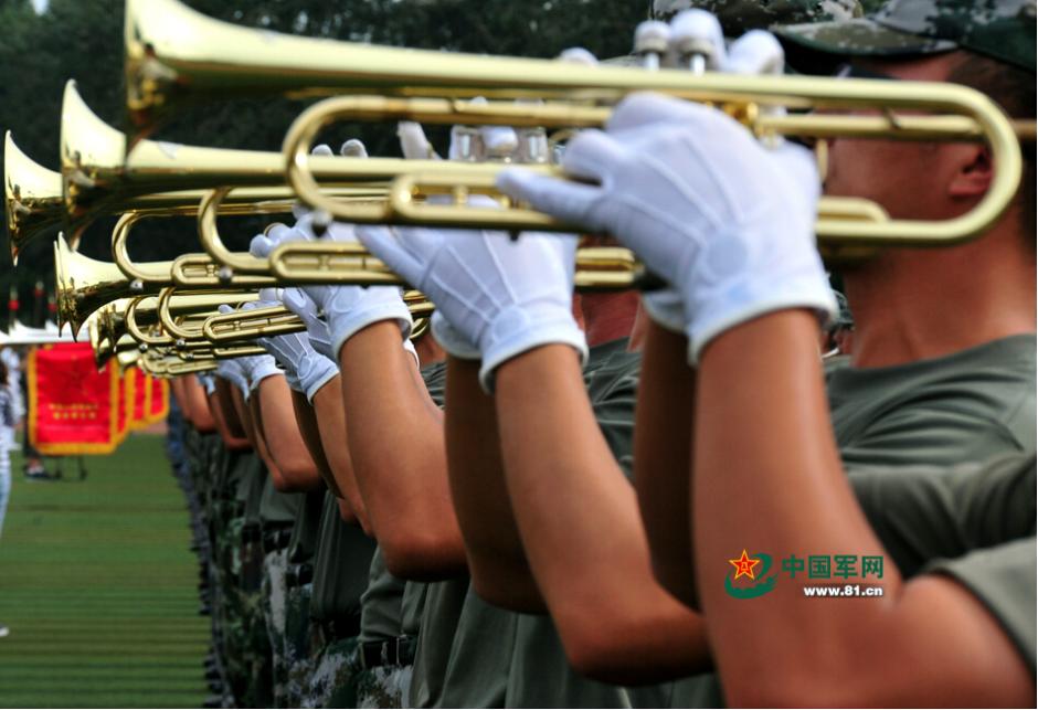 阅兵联合军乐团与合唱团合练 女队员亮眼