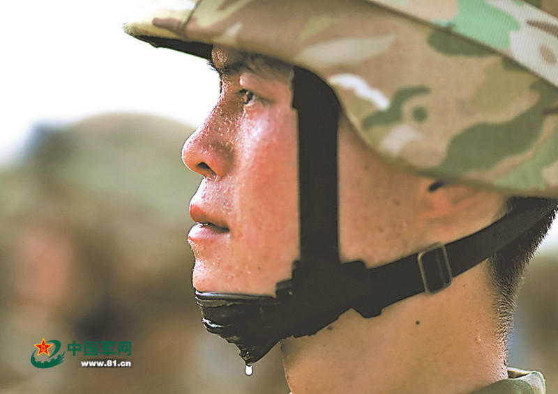组图：走进阅兵基地 受阅官兵训练时汗如雨下