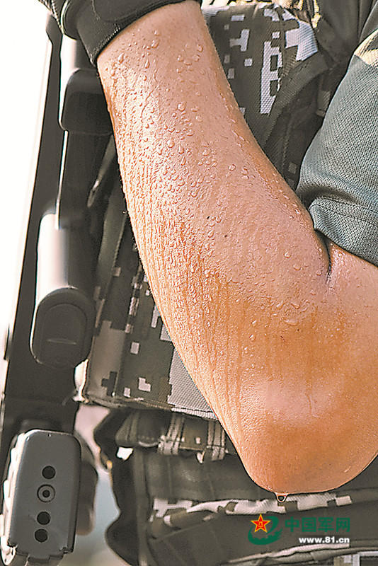 组图：走进阅兵基地 受阅官兵训练时汗如雨下