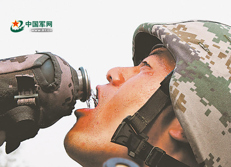 组图：走进阅兵基地 受阅官兵训练时汗如雨下