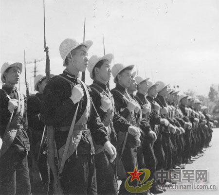 1958年国庆阅兵 民兵方队规模空前