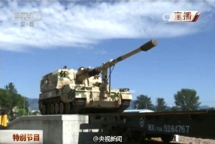 视频截图：装备装上火车现场。