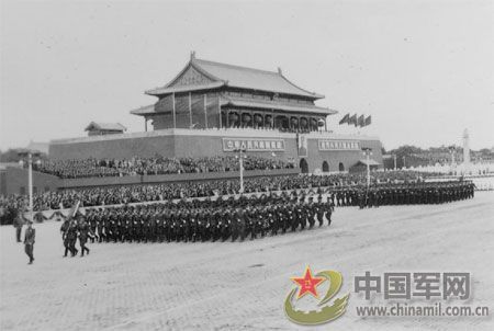 1955年国庆：实行军衔制 换装大阅兵