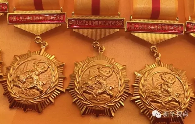 习近平总书记向谁颁发了纪念章