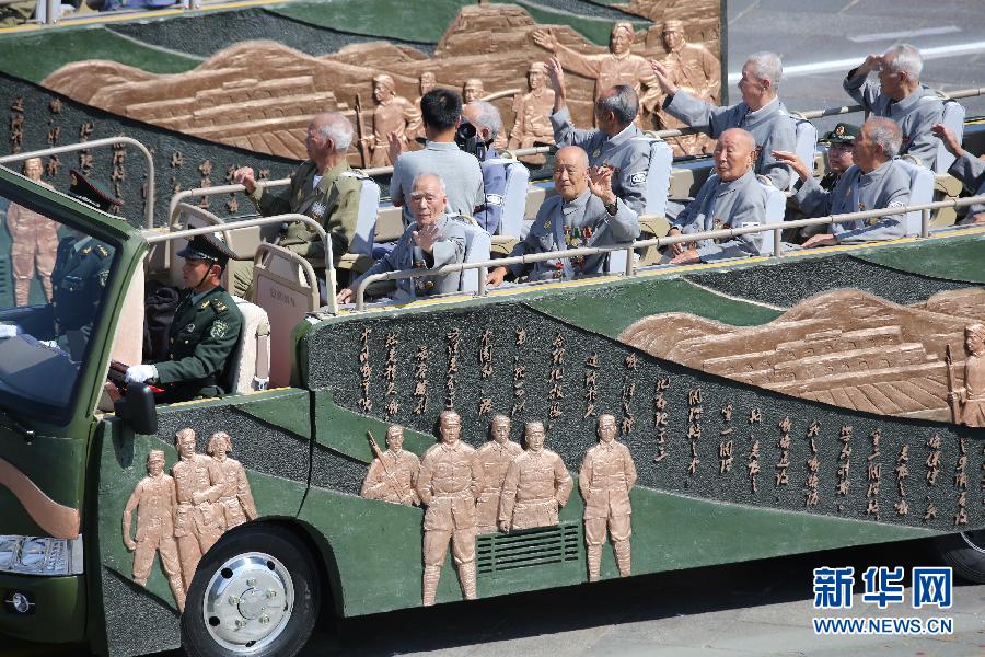 高清：抗战老兵乘车方队通过天安门广场