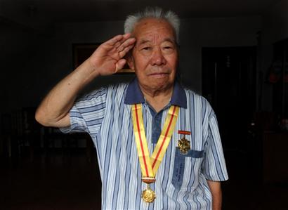 抗战纪念章荣耀挂前胸 岛城抗战老兵讲述背后的故事