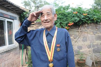 抗战纪念章荣耀挂前胸 岛城抗战老兵讲述背后的故事
