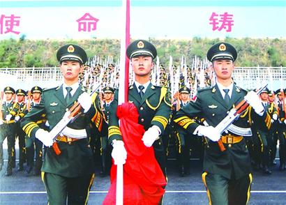 胶州小伙阅兵式当上护旗手 入伍刚8个月