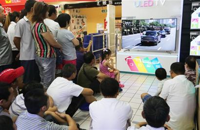 五千青岛港人驻足看阅兵