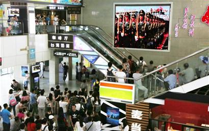 五千青岛港人驻足看阅兵