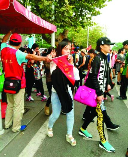 3000志愿者景点义务值守 劝游客维护旅游环境 3000志愿者景点义务值守 劝游客维护旅游环境