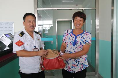 9月青岛文明市民:16岁少年边学边打工照顾母亲 9月青岛文明市民:16岁少年边学边打工照顾母亲