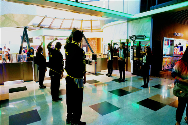 工作人员欢迎入场顾客