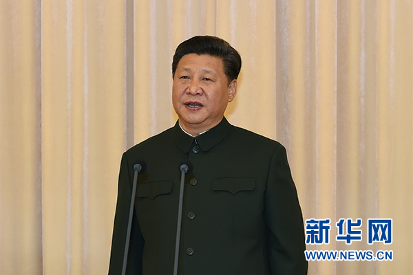 2015年12月31日，中国人民解放军陆军领导机构、中国人民解放军火箭军、中国人民解放军战略支援部队成立大会在北京八一大楼隆重举行。中共中央总书记、国家主席、中央军委主席习近平向陆军、火箭军、战略支援部队授予军旗并致训词。新华社记者 李刚 摄