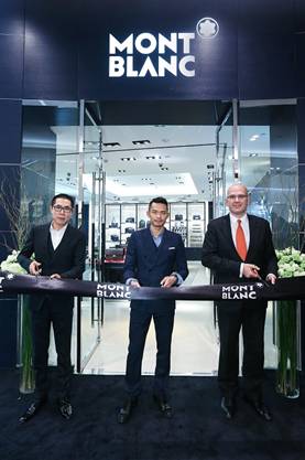 R:\Lifestyle_SH\MontBlanc\2015\01. Project\08. Qingdao Road Show\Photo\Qingdao City Attack_PR Photo (low resolution)\1- to online only\08-万宝龙青岛海信精品店开幕剪彩(从左至右依次为：青岛海信东海商贸有限公司董事长周涛先生、万宝龙中国区品牌大使林丹先生、万宝龙中国区董事总经理安睿思先生(Aris Maroulis)).jpg