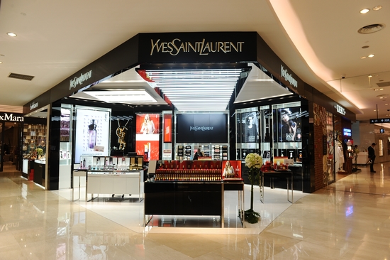 ysl圣罗兰美妆全新形象青岛旗舰专柜 "耀"世登陆海信广场