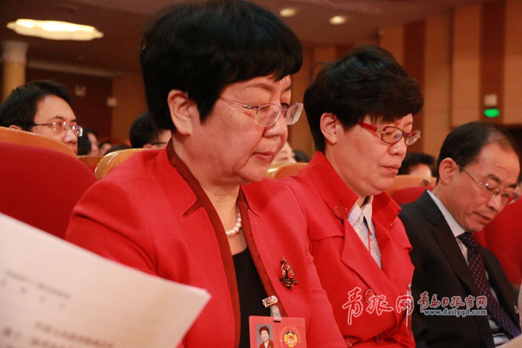 两会表情：政协委员认真专注 摄影记者拼了！