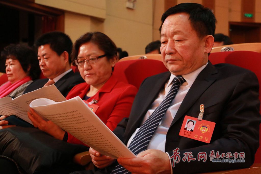 两会表情：政协委员认真专注 摄影记者拼了！