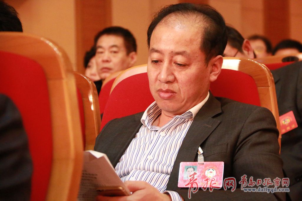 两会表情：政协委员认真专注 摄影记者拼了！