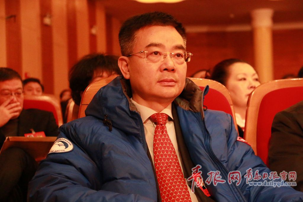 两会表情：政协委员认真专注 摄影记者拼了！