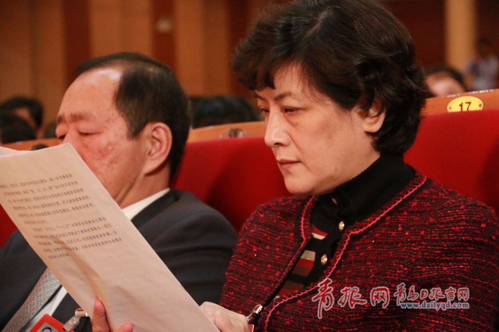 两会表情：政协委员认真专注 摄影记者拼了！